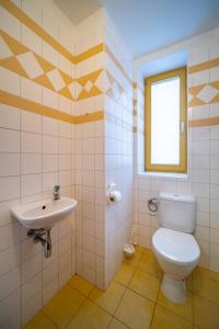La salle de bains est pourvue de toilettes et d'un lavabo. dans l'établissement Apartment Riviera 500-15 Lipno Home, à Lipno nad Vltavou