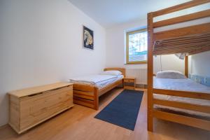 - une chambre avec 2 lits et des lits superposés dans l'établissement Apartment Riviera 500-15 Lipno Home, à Lipno nad Vltavou