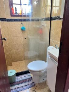 y baño pequeño con aseo y ducha. en Bella Hospedagem no CENTRO De ARRAIAL DO CABO, en Arraial do Cabo