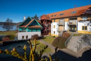 une grande maison avec un escalier en face de celle-ci dans l'établissement Apartment Riviera 500-15 Lipno Home, à Lipno nad Vltavou