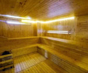 una gran sauna de madera con un banco. en Apartamentos en Club Residencial con Piscina, en Ibagué