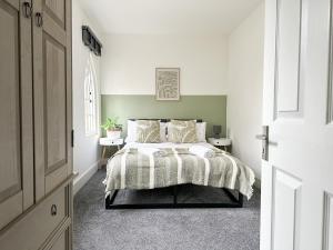 1 dormitorio con 1 cama y 2 mesitas de noche en Stylish & Spacious City Centre 3-Bed Townhouse with Private Walled Courtyard en Canterbury