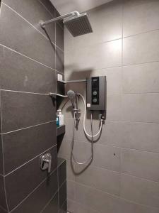 y baño con ducha y cabezal de ducha. en Seaview Infinity Pool/ 40th/ 10pax/ 3Rooms 2Carpark, en Jelutong