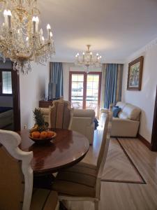 a living room with a table and a chandelier at Apartamento Centro Marbella in Marbella