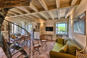 uma sala de estar com um sofá e uma mesa em Appartamento Al Porto Vecchio - Rebomaholidays em Gargnano