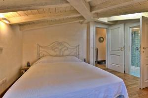 uma cama grande num quarto com tecto em madeira em Appartamento Al Porto Vecchio - Rebomaholidays em Gargnano