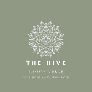ein elegantes Logo für den Hive Luxus Airbnb unser Zuhause weit weg von zu Hause in der Unterkunft Luxury Ensuite Room - With Full Privacy as only room on the top floor! in Dublin