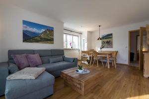 sala de estar con sofá y mesa en Ferienwohnungen Alpentraum - TraumZeit, en Oberstdorf
