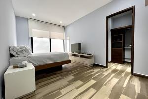 een witte slaapkamer met een bed en een spiegel bij Departamento a 5 minutos de Anáhuac in Mexico-Stad