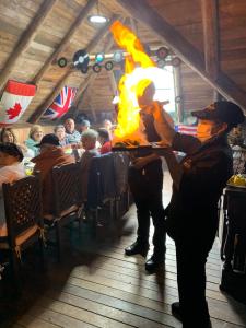 een paar mensen in een restaurant met een brand bij Chimborazo Rey lodge hotel in Guaranda