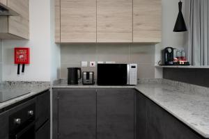 Köök või kööginurk majutusasutuses Fraser Suites Al Liwan