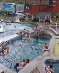 een groep mensen die in een zwembad spelen bij Chimborazo Rey lodge hotel in Guaranda