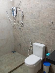 La salle de bains est pourvue d'une douche et de toilettes. dans l'établissement ROCK VIEW inn, à Padukka