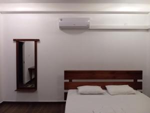 una camera da letto con letto con specchio e abrasivo di ROCK VIEW inn a Padukka