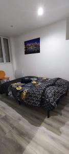 ein Schlafzimmer mit einem Bett mit einer schwarzen Decke in der Unterkunft Chambre#2 zen / logement partagé in Villeneuve-Saint-Georges