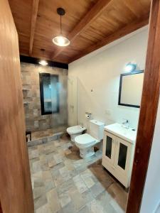 La salle de bains est pourvue de toilettes et d'un lavabo. dans l'établissement Casas de Campo El Rincón, à San Antonio