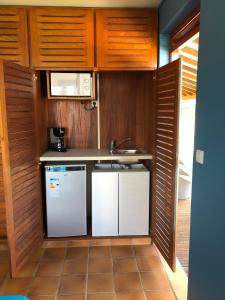 eine kleine Küche mit Spüle und Geschirrspüler in der Unterkunft Appartement Emeraude et studio Azur in Gourbeyre