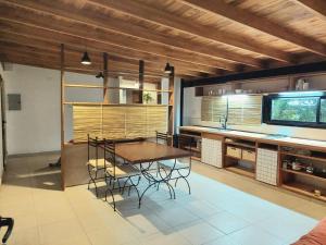 uma cozinha com uma mesa e cadeiras e uma televisão em Casas de Campo El Rincón em San Antonio