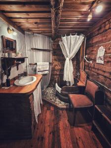 厄里聖彼得的住宿－佛克法思扎可凡德哈茲奧瑞思增特皮特酒店，浴室配有盥洗盆和浴缸。