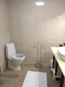 Gittis Condo في كابلن: حمام مع مرحاض ومغسلة