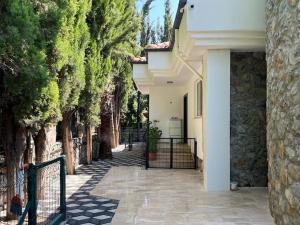 a walkway leading to a house with a gate at Villa Oasis Taşın Zarafeti,Modern Rahatlık in Dalaman