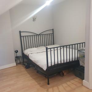 1 dormitorio con 1 cama en una habitación blanca en Flat with excellent transport links to central London., en Elmers End