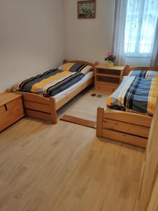 Postel nebo postele na pokoji v ubytování Alfapartmány