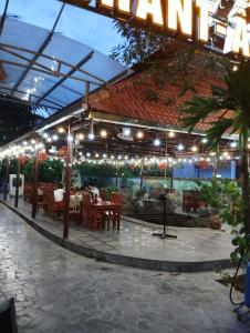Um restaurante ou outro lugar para comer em Hang Mua Homestay