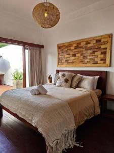 ein Schlafzimmer mit einem großen Bett und einer Ziegelwand in der Unterkunft The Sanctuary -Private pool villas in Gili Air