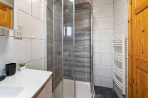 eine Dusche mit Glastür im Bad in der Unterkunft Professionals,Contractors,Family in Leicester