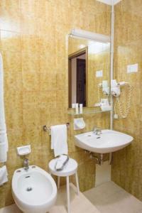 ein Bad mit einem Waschbecken und einem Spiegel in der Unterkunft Best Western Hotel Libertà in Modena