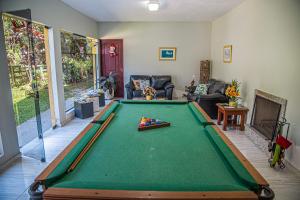 a living room with a green pool table at HOTEL POUSADA PARAÍSO in Itapevy