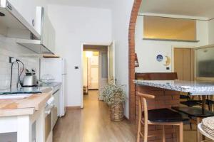 cocina con encimera y mesa en una habitación en Sweethouse, en Cesena