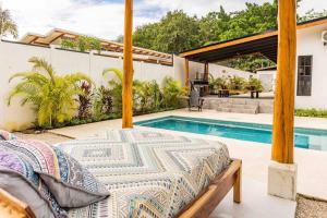 sypialnia z łóżkiem obok basenu w obiekcie Casa Tranquila BRAND NEW Villa with Pool w mieście Sámara