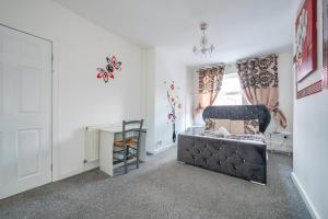 a bedroom with a bed and a table and a chair at *RB60GP* For your most relaxed & Cosy stay + Free Parking + Free Fast WiFi * in Morley