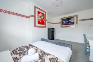 a bedroom with a bed and a tv on the wall at *RB60GP* For your most relaxed & Cosy stay + Free Parking + Free Fast WiFi * in Morley
