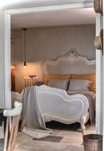 1 dormitorio con 1 cama blanca en una habitación en Kis Vulkán Nyúlontúl en Mencshely