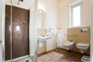 W łazience znajduje się toaleta, umywalka i prysznic. w obiekcie Cinquecento B&B w mieście Barcellona-Pozzo di Gotto