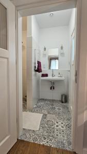 Baño blanco con lavabo y espejo en NOWY DOM UDRYCZE en Udrycze