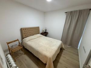 Habitación pequeña con cama y ventana en Departamento Céntrico Pampa Haus en Santa Rosa