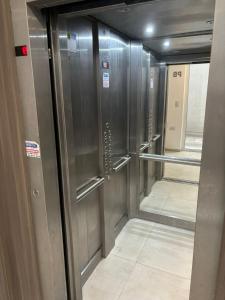 una fila de puertas metálicas de ascensor en un edificio en Departamento Céntrico Pampa Haus en Santa Rosa