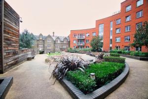 a courtyard with plants and buildings in a city at 2 bed flat in Islington in London