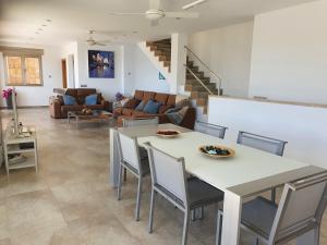 a kitchen and living room with a table and chairs at Finca S' Estoneta con increíbles vistas al mar in Capdepera