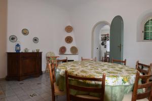 een eetkamer met een tafel en stoelen bij Villa in the green, extraordinary silent position, great lake view in Garda