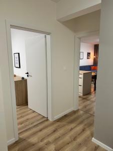 una porta aperta in una stanza con soggiorno di Trendy Apartment a Trenčín