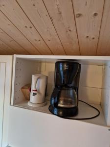 Kohvi ja tee valmistamise võimalus majutusasutuses Lovsjöbadens Camping