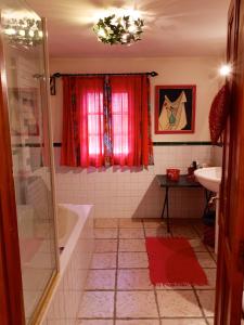 ein Badezimmer mit einer Badewanne und einem Waschbecken in der Unterkunft Les Alouettes Hikers, Bikers and Wine Lovers Paradise 3 Stars in Malaucène