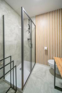 een badkamer met een douche en een toilet bij Stylowy apartament Blue ~self check in 24h in Wrocław