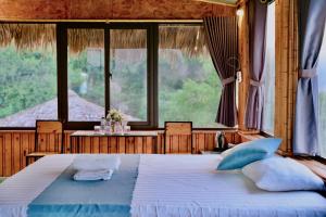 Кровать или кровати в номере Hang Mua Bamboo Homestay Ninh Binh