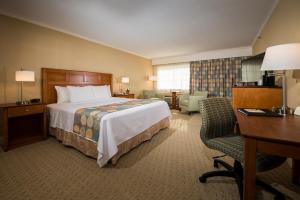 Pokój hotelowy z łóżkiem i biurkiem w obiekcie Gorges Grant Hotel w mieście Ogunquit